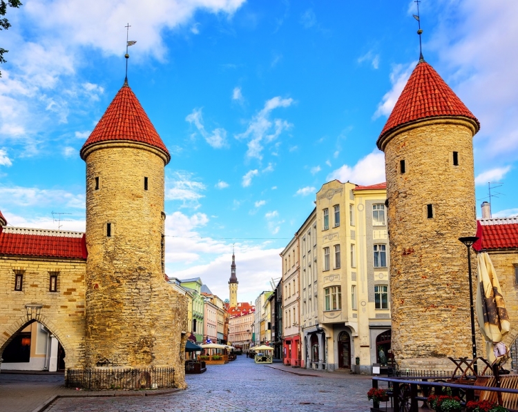 Les tours jumelles de Viru Gate dans la vieille ville de Tallinn, Estonie. Le pays a modifié sa campagne de promotion touristique sur Twitter : à la place de « Visitez l’Estonie », on peut lire à présent « Visitez l’Estonie... Bientôt. #resteràlamaison ». Photographie : © Boris Stroujko/Shutterstock