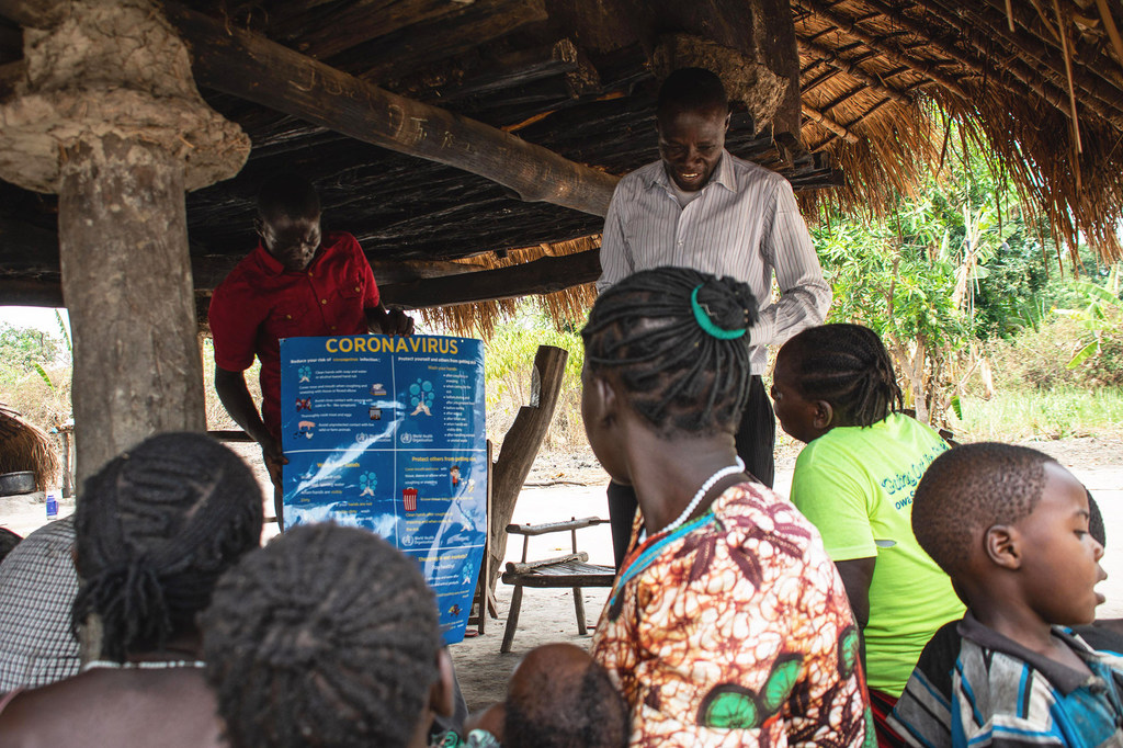 © UNICEF/Brian Ongoro Des villageois du Soudan du Sud apprennent les dangers du coronavirus grâce à une organisation partenaire de l'UNICEF.