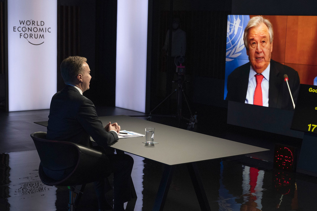 World Economic Forum/Pascal Bitz Le Secrétaire général de l’ONU António Guterres (à l’écran) s’adresse à la réunion annuelle du Forum économique mondial à Davos-Klosters, en Suisse.