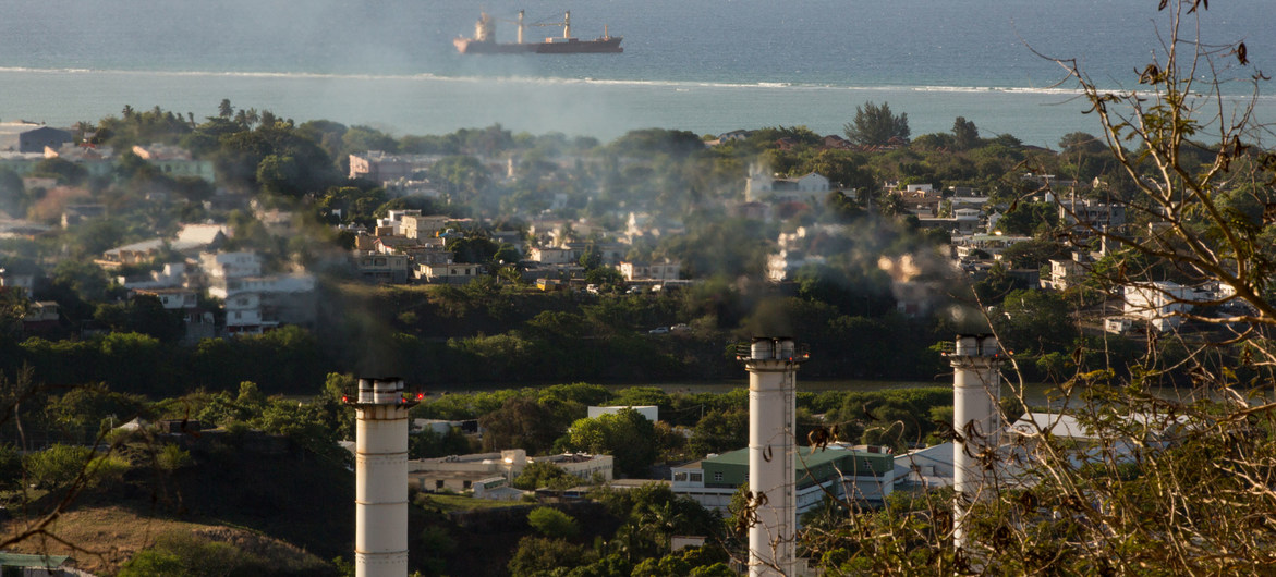 PNUD/Stéphane Bellero Une centrale thermique à Port Louis, à l'île Maurice, contribue aux émissions de gaz à effet de serre sur l'île de l'océan Indien.
