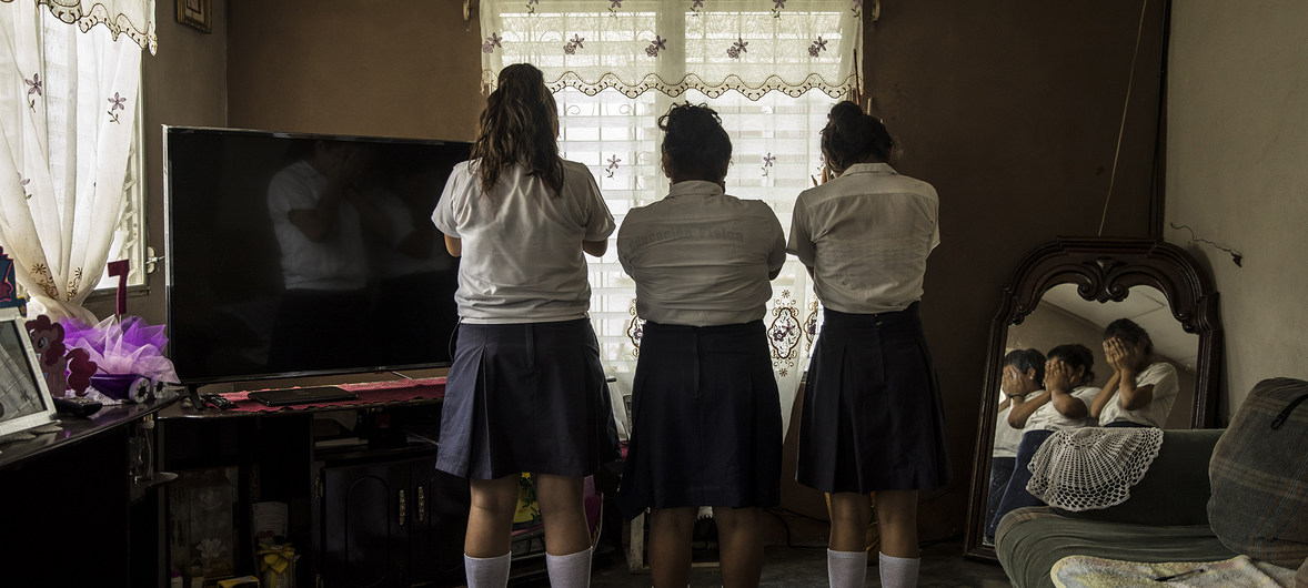 UNICEF/Adriana Zehbrauskas Trois jeunes filles de 13 et 14 ans, amies et victimes de harcèlement à l'école, à Progreso, Yoro, Honduras, à des fins de trafic sexuel. La personne derrière tout cela est un étudiant de 15 ans qui travaille avec un réseau qui coopte des jeunes filles.