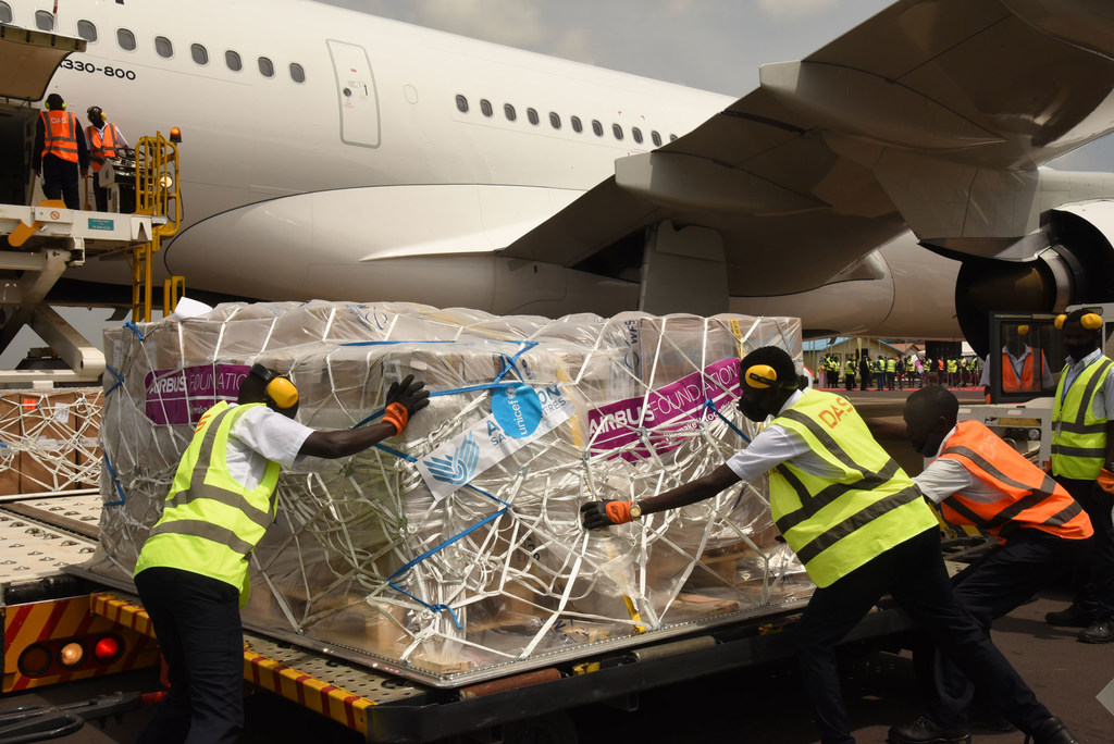 UNICEF/Maria Nabatanzi L'UNICEF livre du matériel médical essentiel à l'Ouganda début février.