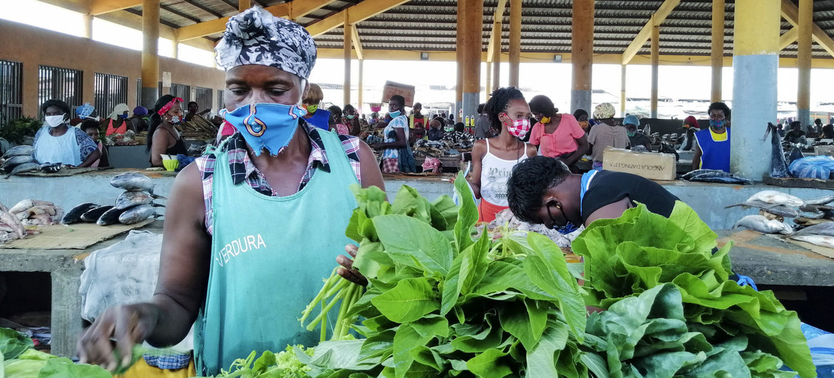 © FAO/ C. Marinheiro Les commerçants de ce marché de Luanda, en Angola, ont adopté des mesures pour assurer leur sécurité pendant la pandémie de Covid-19.