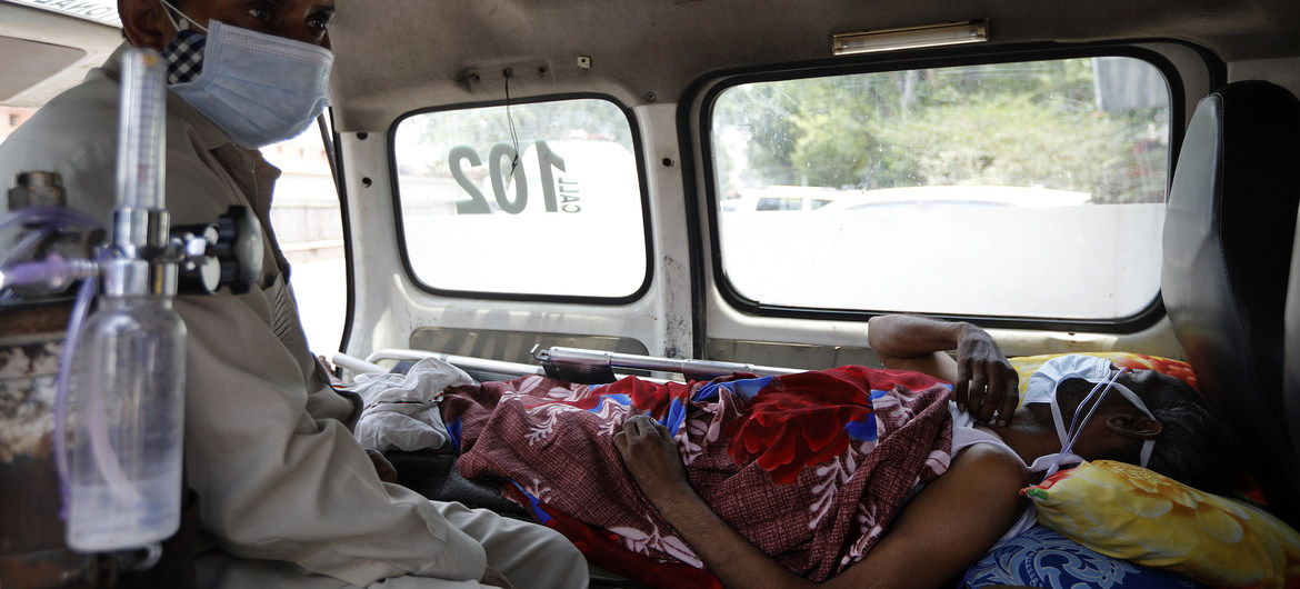 UNICEF/Amarjeet Singh Un patient atteint de la Covid-19 attend un lit dans une ambulance à un hôpital de New Delhi, en Inde.
