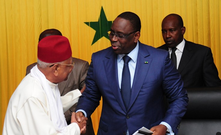 Le président Macky Sall recevant le rapport de la Commission nationale de réformes des institutions (CNRI) des mains de Amadou Mokhtar Mbow