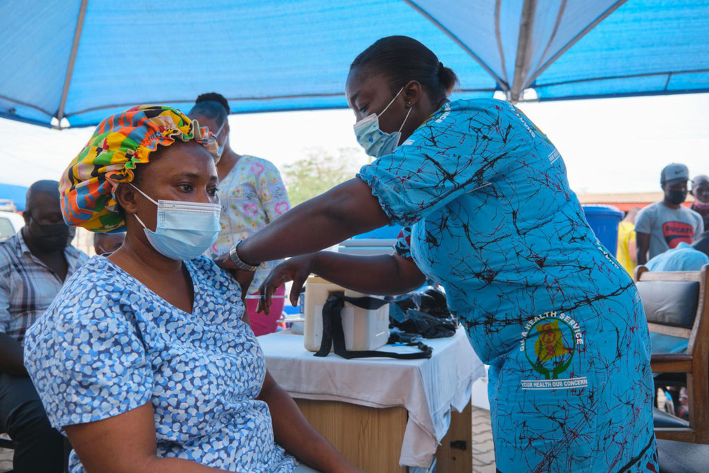 @UNICEF/Apagnawen Annankra  Une femme est vaccinée contre la Covid-19 dans un hôpital à Kumasi, au Ghana.