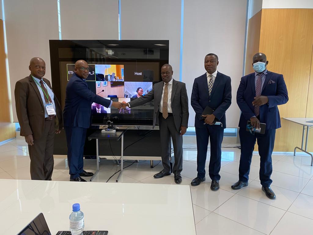 Thierno Seydou Nourou en compagnie de Ade Ayemi DG de Ecobank et leurs équipes