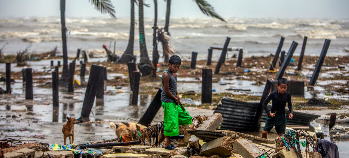 Des enfants cherchent des morceaux de bois pour aider leurs parents à reconstruire leur maison détruite par un ouragan au Nicaragua.