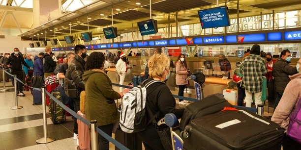 Vendredi 24 décembre, dans le Queens, à New York, des passagers font la queue à l'aéroport international John F. Kennedy après que les compagnies aériennes ont annoncé que de nombreux vols avaient été annulés à cause de la propagation du coronavirus Omicron. (Crédits : Reuters) Vendredi 24 décembre, dans le Queens, à New York, des passagers font la queue à l'aéroport international John F. Kennedy après que les compagnies aériennes ont annoncé que de nombreux vols avaient été annulés à cause de la propagation du coronavirus Omicron. (Crédits : Reuters)