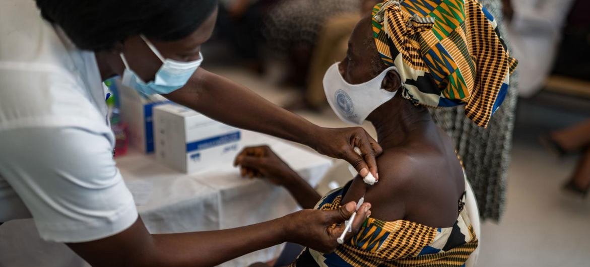 OMS Une personne se fait vacciner contre la Covid-19 en Afrique