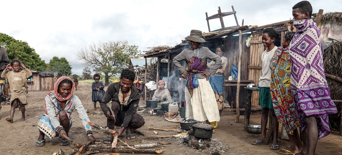 © UNICEF/Safidy Andrianantenain Des marchands coupent du bois de chauffage sur un marché à Ambovombe à Madagascar.