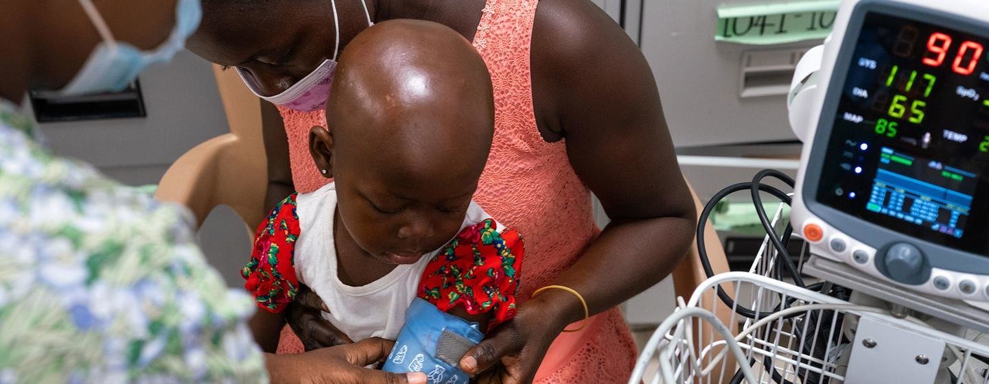 OMS/Ernest Ankomah Une infirmière prend les constantes d'une fillette de deux ans atteinte d'un cancer dans un hôpital du Ghana.