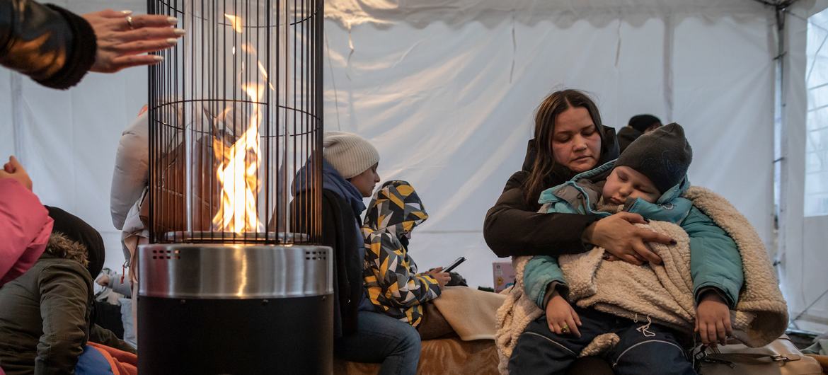 © UNICEF/John Stanmeyer VII Photo Une femme est arrivée en Pologne avec son enfant après avoir fui le conflit en Ukraine.