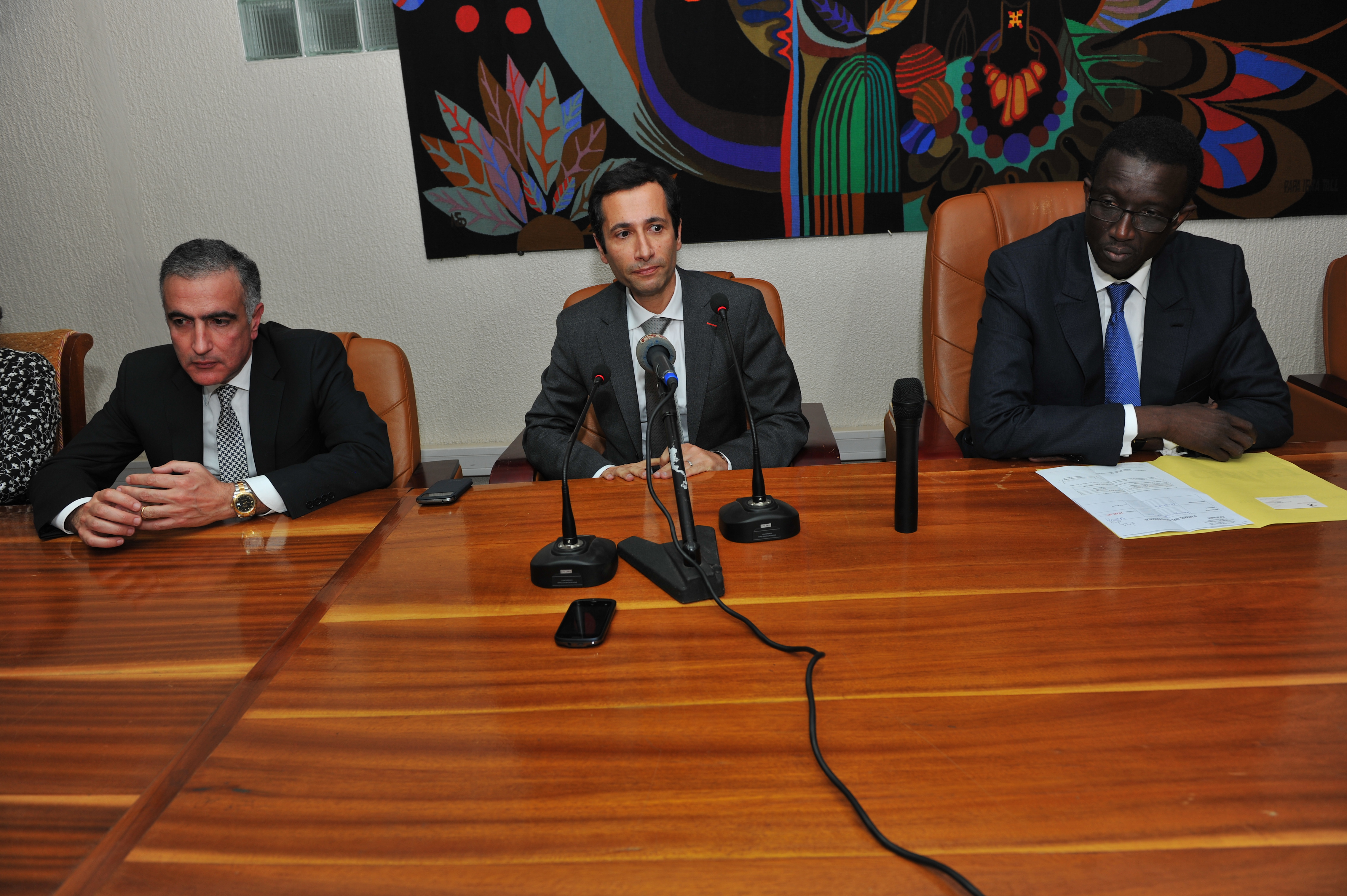 Mohamed Benchaâboun, directeur général du groupe bancaire marocain Banque Centrale Populaire (BCP), à côté de Amadou Ba, minsitre de l'économie et des finances