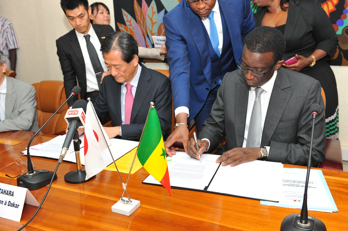 M. Takashi Kitahara, nouvel ambassadeur du Japon au Sénégal à droite et Amadou BA, ministre de l'économie et des finances M. Takashi Kitahara, nouvel ambassadeur du Japon au Sénégal à droite et Amadou BA, ministre de l'économie et des finances