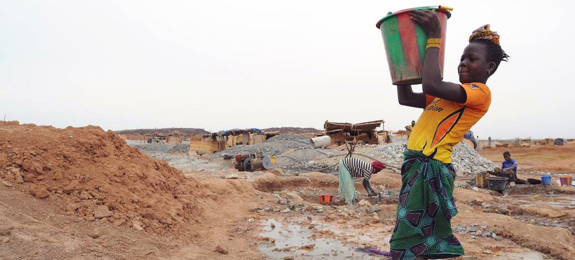 © UNICEF/Christine Nesbitt Les enfants du Burkina Faso se livrent aux pires formes de travail des enfants, notamment dans les mines d'or et les carrières artisanales.