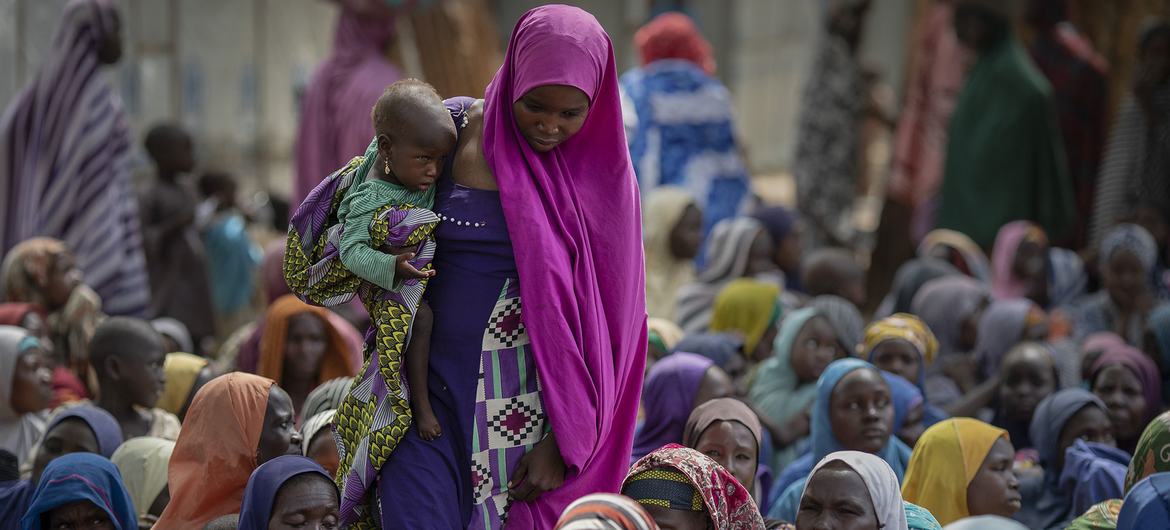 Des mères déplacées à l'intérieur du pays et leurs enfants assistent à une évaluation de la famine menée par le PAM dans l'État de Borno, au Nigeria.© PAM/Arete/Siegfried Modola Des mères déplacées à l'intérieur du pays et leurs enfants assistent à une évaluation de la famine menée par le PAM dans l'État de Borno, au Nigeria.