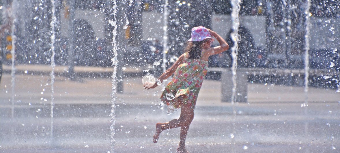 OMM Une fillette s'amuse au milieu de fontaines d'eau (archives).