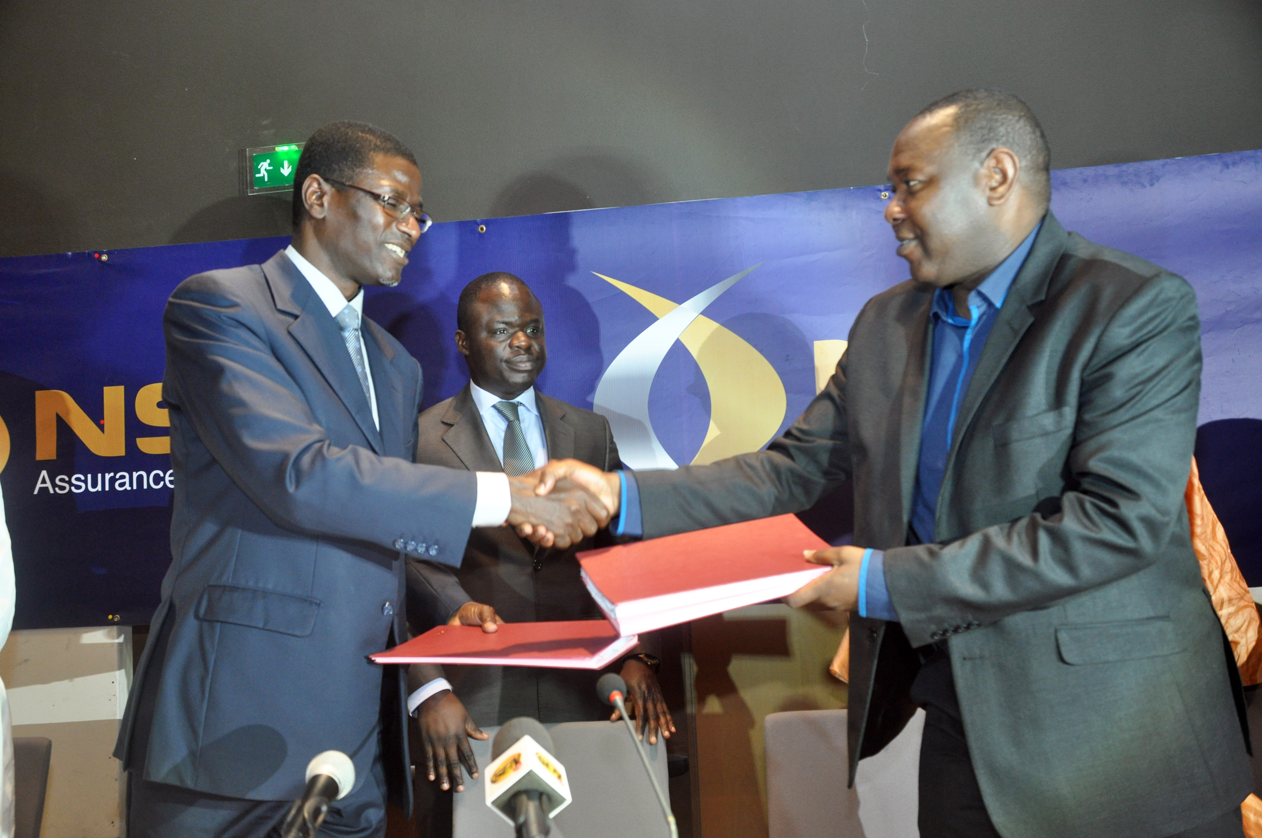 Monsieur Sidy Faye; directeur général de Nsia Assurances à gauche et Monsieur Amadou Gaye; président de la FNBS à droite