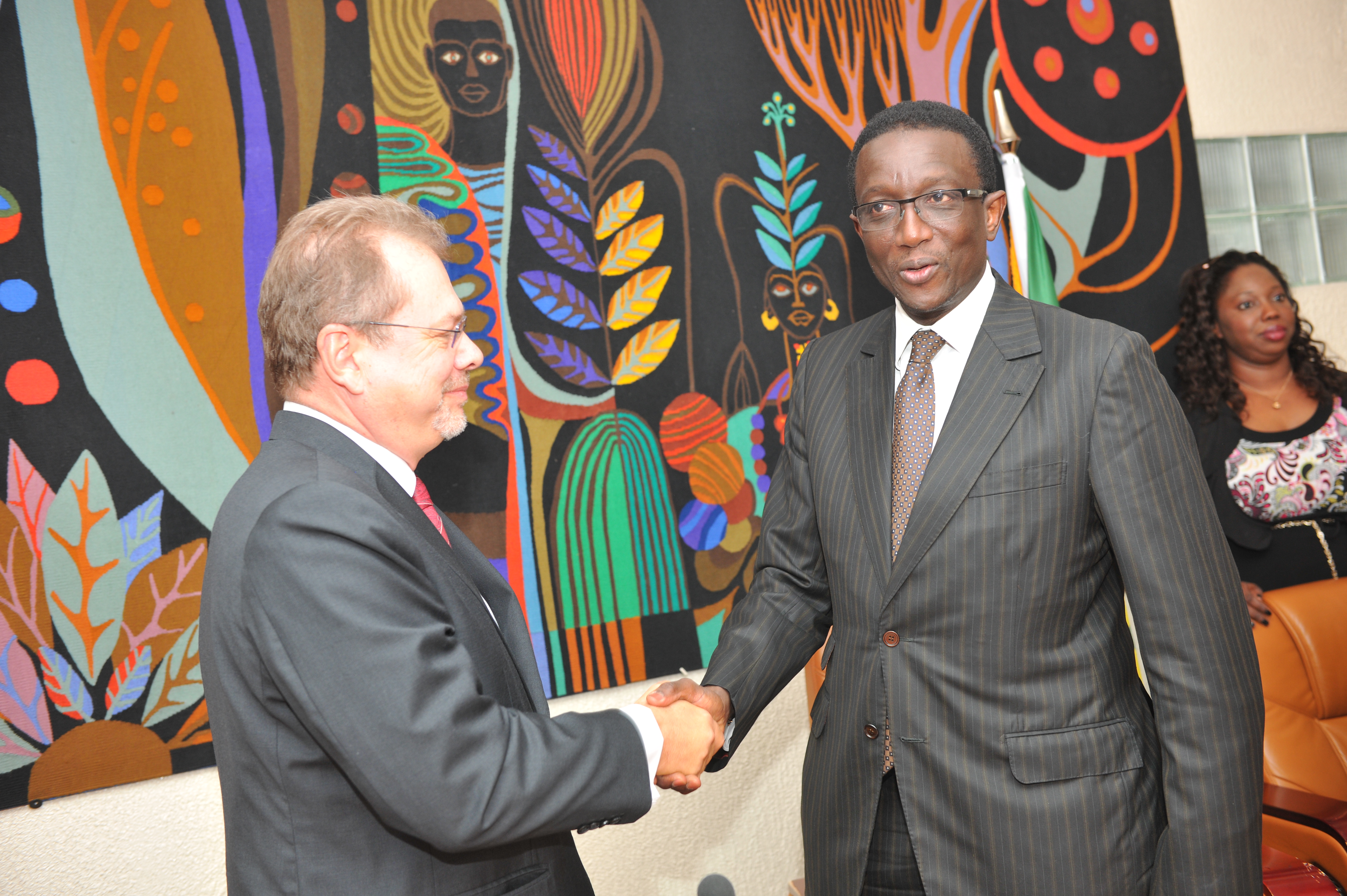 A gauche M. Philippe Beaulne ambassadeur du Canada au Sénégal et à droite  Monsieur Amadou BA, ministre de l'économie et des Finances du Sénégal