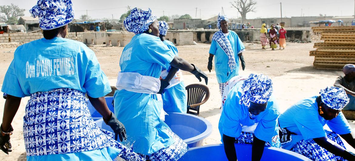 ONU Femmes/Bruno Demeocq Un collectif de femmes travaillant ensemble au Sénégal.