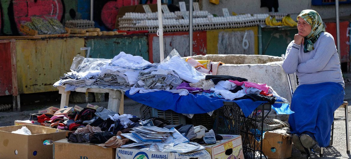 Photo OIT/Marcel Crozet Plus de quatre milliards de gens à travers le monde, dont de nombreux vendeurs de rue, n'ont pas de protection sociale, selon l'Organisation internationale du travail (OIT).