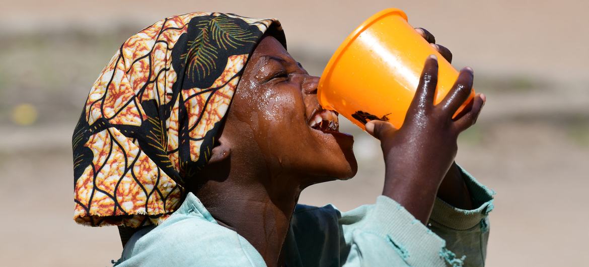 © UNICEF/Frank Dejongh Une fillette boit de l'eau dans la cour de récréation de son école, à Goré, dans le sud du Tchad.