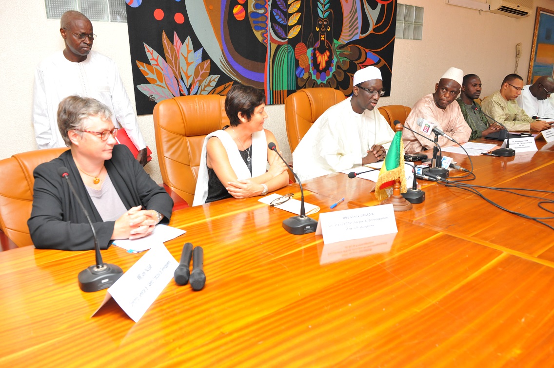Coopération : La France signe avec le Sénégal trois conventions d’un montant total de 33 milliards FCFA