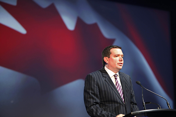 L'honorable Christian Paradis, ministre du Développement international et de la Francophonie L'honorable Christian Paradis, ministre du Développement international et de la Francophonie