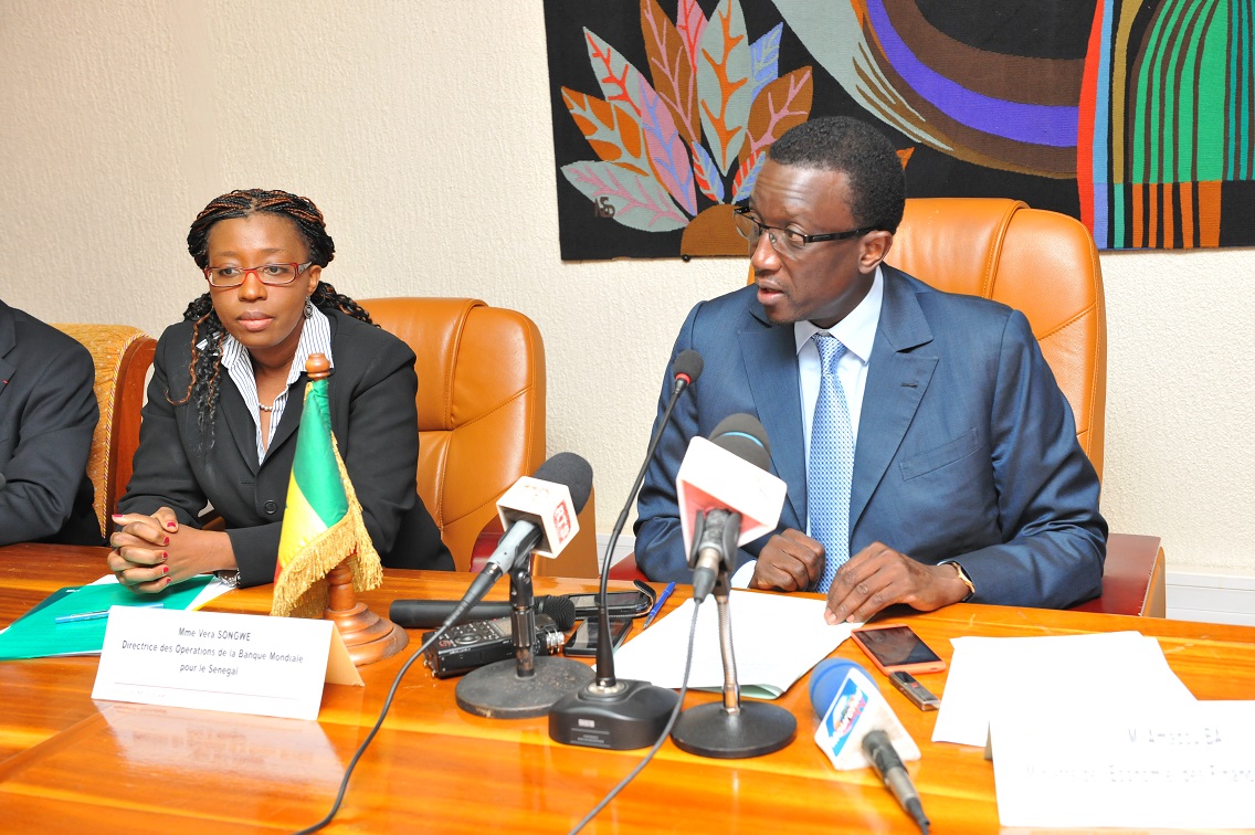 De gauche à droite Mme Véra Songwé directrice des opérations de la Banque mondiale pour le Sénégal  et  M. Amadou Bâ ministre de l’économie, des finances et du plan