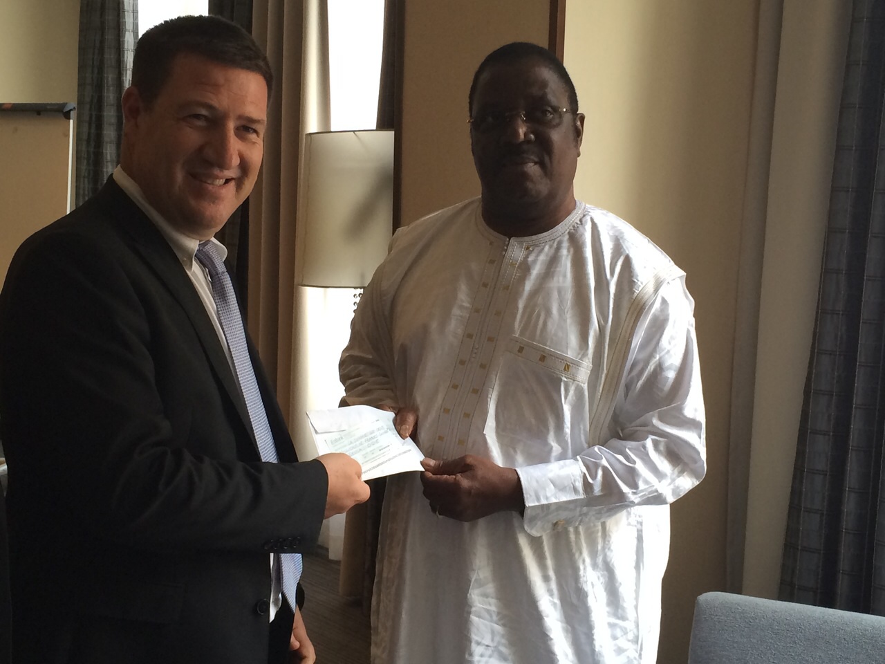 Ebola : SkyVision fait un don à la Commission nationale contre le virus en Guinée