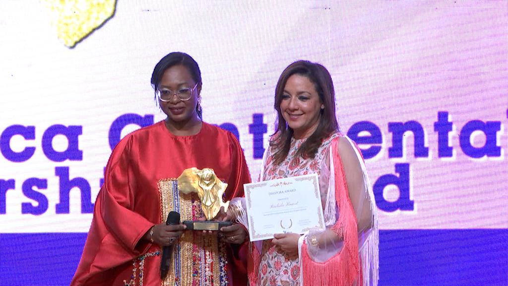 Madame Rachida Kaaout recevant le prix Allafrica  ledership continental awards de la Diaspora Africaine des mains de Mariama BA , Directrice régionale de Allafrica Global Médias