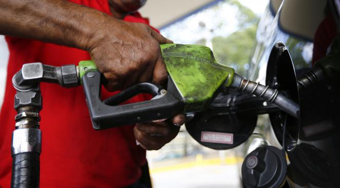 L’effondrement du prix du baril de pétrole est un cadeau empoisonné