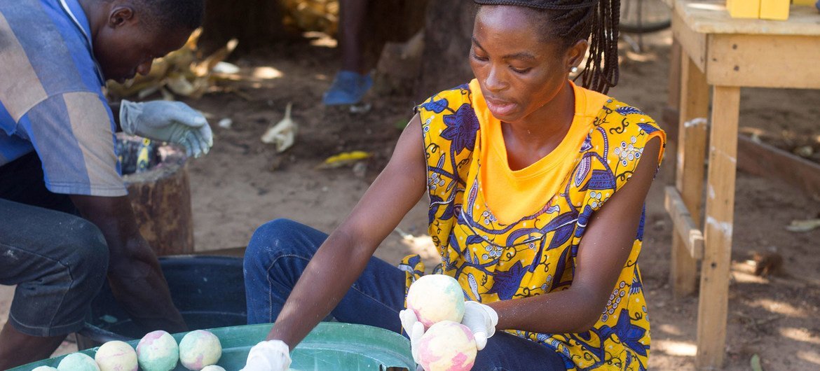 © KANBAOCU/Clifford Amoah Adage Une femme vend des savons faits maison au Ghana dans le cadre d'un projet des Nations Unies visant à améliorer les moyens de subsistance.      31 mai 2023Développement économique