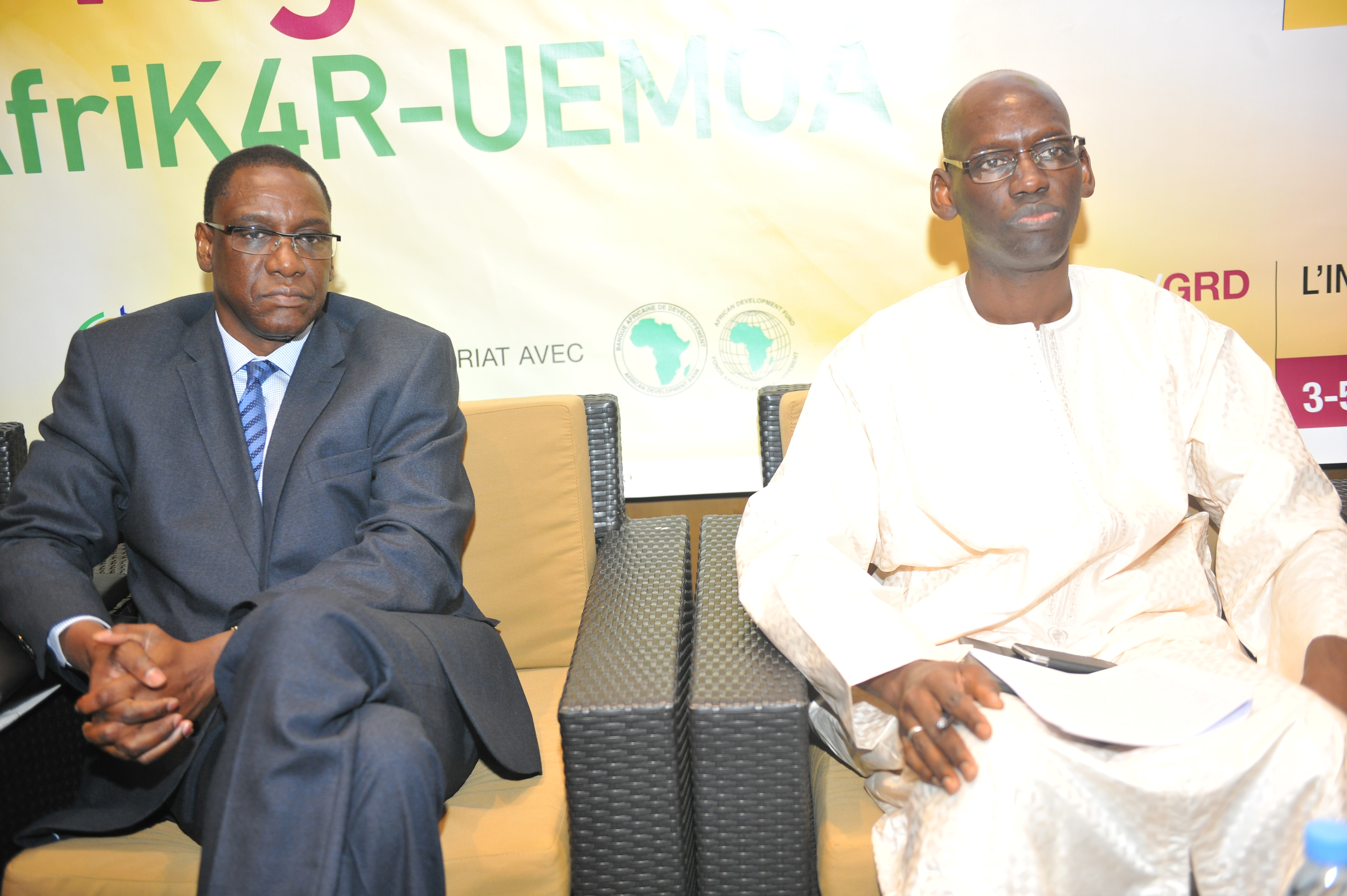 De gauche à droite, M. Mamadou Lamine N’dongo Représentant  Résident  Régional  du Bureau de la BAD au  Sénégal  et Monsieur  Khadim Diop ,  Ministre de l’intégration africaine, du Nepad et de la Bonne Gouvernance
