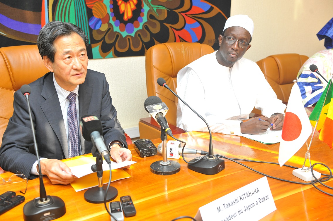 De gauche à droite, Takashi Kitahara  ambassadeur du Japon au Sénégal et Monsieur Amadou Ba ministre de  l`économie, des finances et du plan