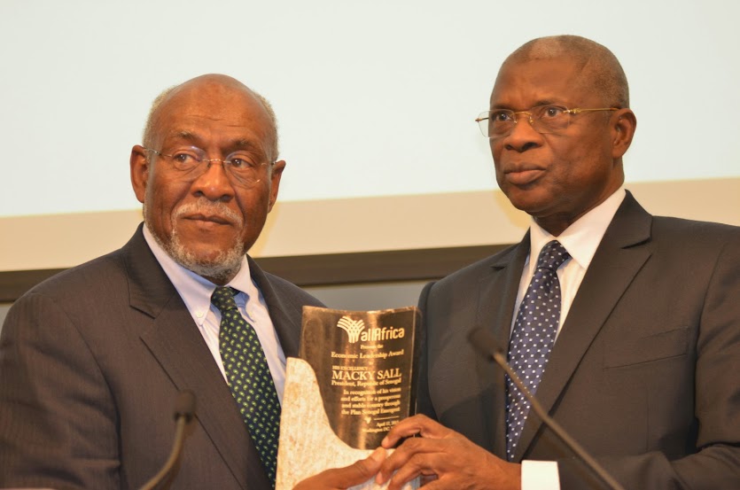 Monsieur Abdoul Aziz Tall recevant le pRix Leadership Economique des mains de Johnnie Carson , ancien Secretaire d`Etat aux affaires africanes