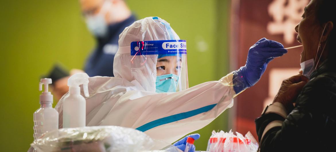 © Unsplash/Shengpengpeng Cai Un agent de santé effectue un test de dépistage du COVID-19 sur une femme à Shenzhen, en Chine.
