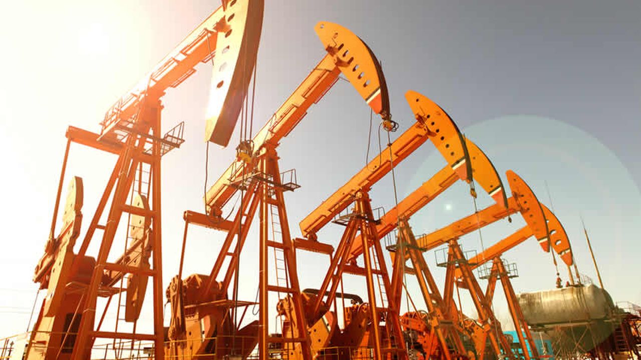 Les cours du pétrole brut exprimés en dollars américains ont chuté au troisième trimestre 2023