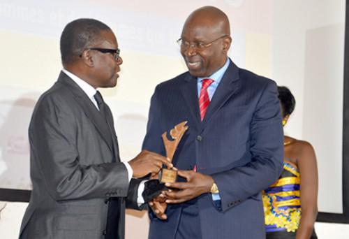 hierno Bocar Tall, président de la SABER, recevant  le Prix du meilleur investisseur de l'économie verte en Afriqu