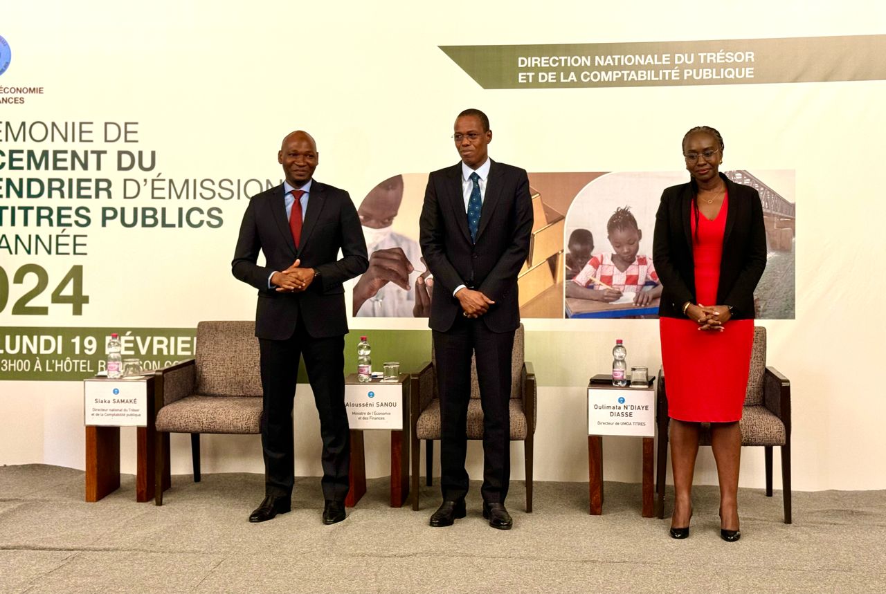 De gauche à droite Siaka Samake Directeur National du Trésor et de la Comptabilité publique, Alousseni Sanou Ministre de l'Economie et des Finances et Oulimata Ndiaye DIasse directrice de Umoatitres