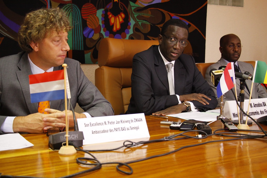 De gauche à droite, M. Pieter Jan De Kleiweg De Zwaan ambassadeur des Pays Bas au Sénégal et M. Amadou Bâ ministre de l’économie et des finances