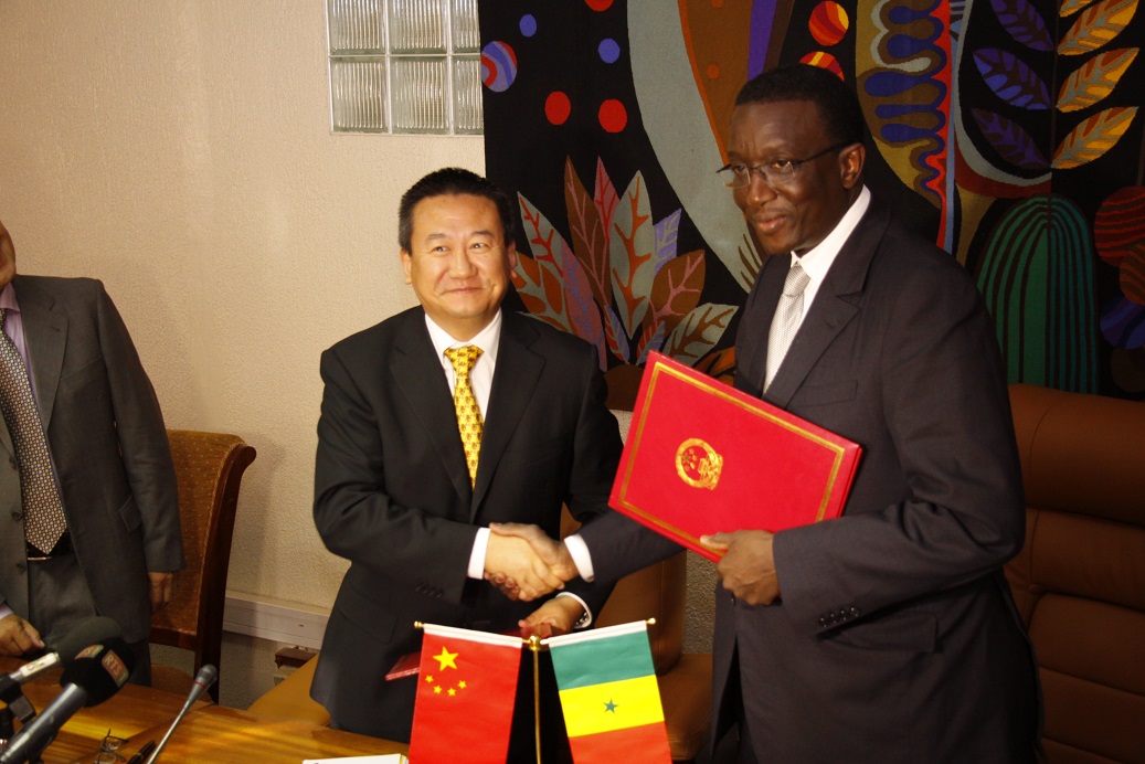 De gauche à droite, M. Xia Hjang ambassadeur de la Chine au Sénégal et M. Amadou Bâ Ministre de l’économie, des finances et du plan