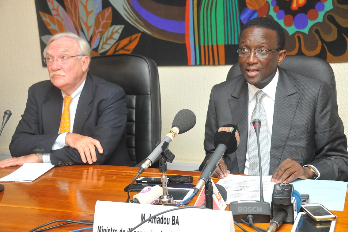 De gauche à droite M. Jean Felix Pagano ambassadeur de France au Sénégal et M. Amadou Bâ ministre de l’économie, des finances et du plan.