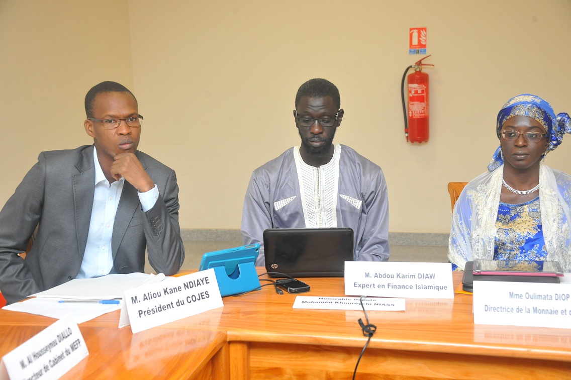 De gauche à droite, Aliou Kane Ndiaye coordonnateur du COJES, Abdou Karim Diaw docteur en finance islamique et Madame Oulimata Diop , directrice de la monnaie et du crédit
