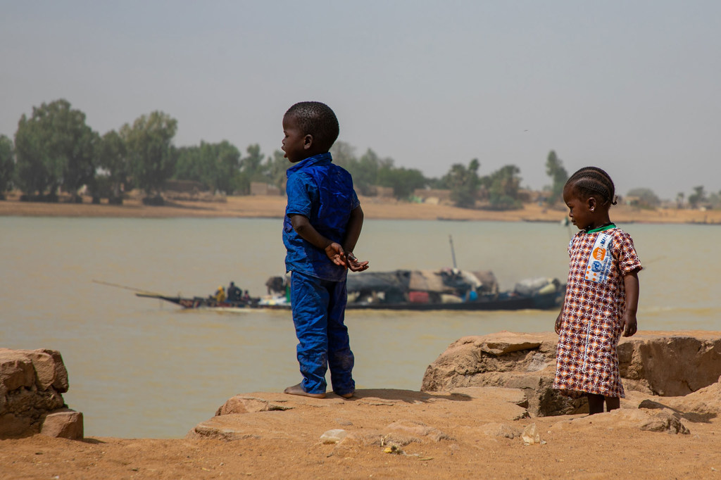 © UNFPA Mali/Amadou Maiga Des enfants au Mali au bord d'une rivière. © UNFPA Mali/Amadou Maiga Des enfants au Mali au bord d'une rivière.