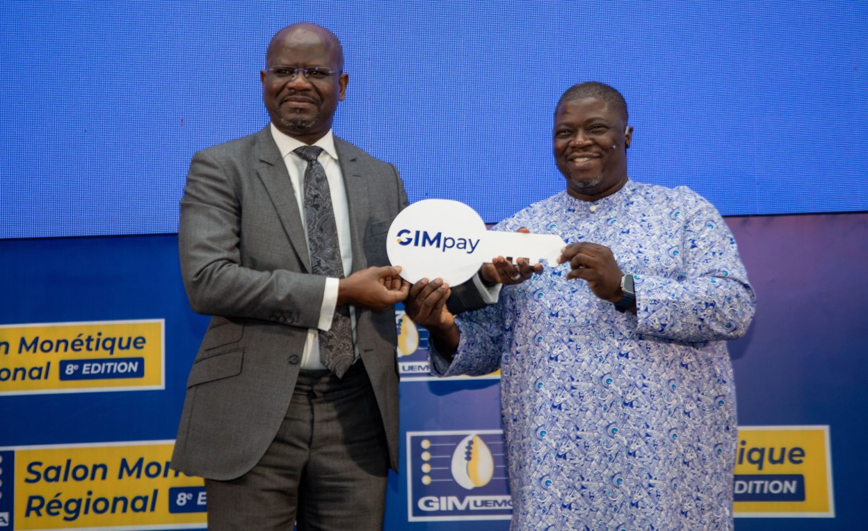 Habib THIAM, Secrétaire Général de la BCEAO recevant la clé GIMPAY des mains de Minayegnan Coulibaly, Directeur Général du GIM-UEMOA