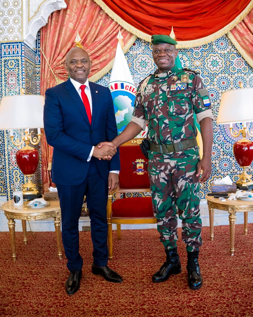 Président du groupe United Bank for Africa (UBA) et Fondateur de la Fondation Tony Elumelu, M. Tony O. Elumelu et Président du Gabon, Brice Oligui Nguema, lors de la visite d'Elumelu au Président au Seaside Palace, la résidence officielle du Président à Libreville, Gabon, récemment. Président du groupe United Bank for Africa (UBA) et Fondateur de la Fondation Tony Elumelu, M. Tony O. Elumelu et Président du Gabon, Brice Oligui Nguema, lors de la visite d'Elumelu au Président au Seaside Palace, la résidence officielle du Président à Libreville, Gabon, récemment.