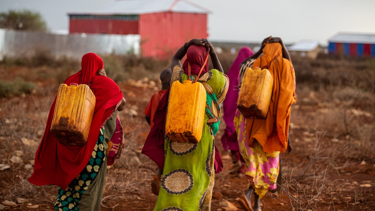 © Shutterstock/sntes | Des femmes parcourent des kilomètres pour aller chercher de l'eau potable à Baidoa, en Somalie. Le poids de la dette publique peut compromettre la capacité des pays à investir dans les services et les infrastructures essentiels.