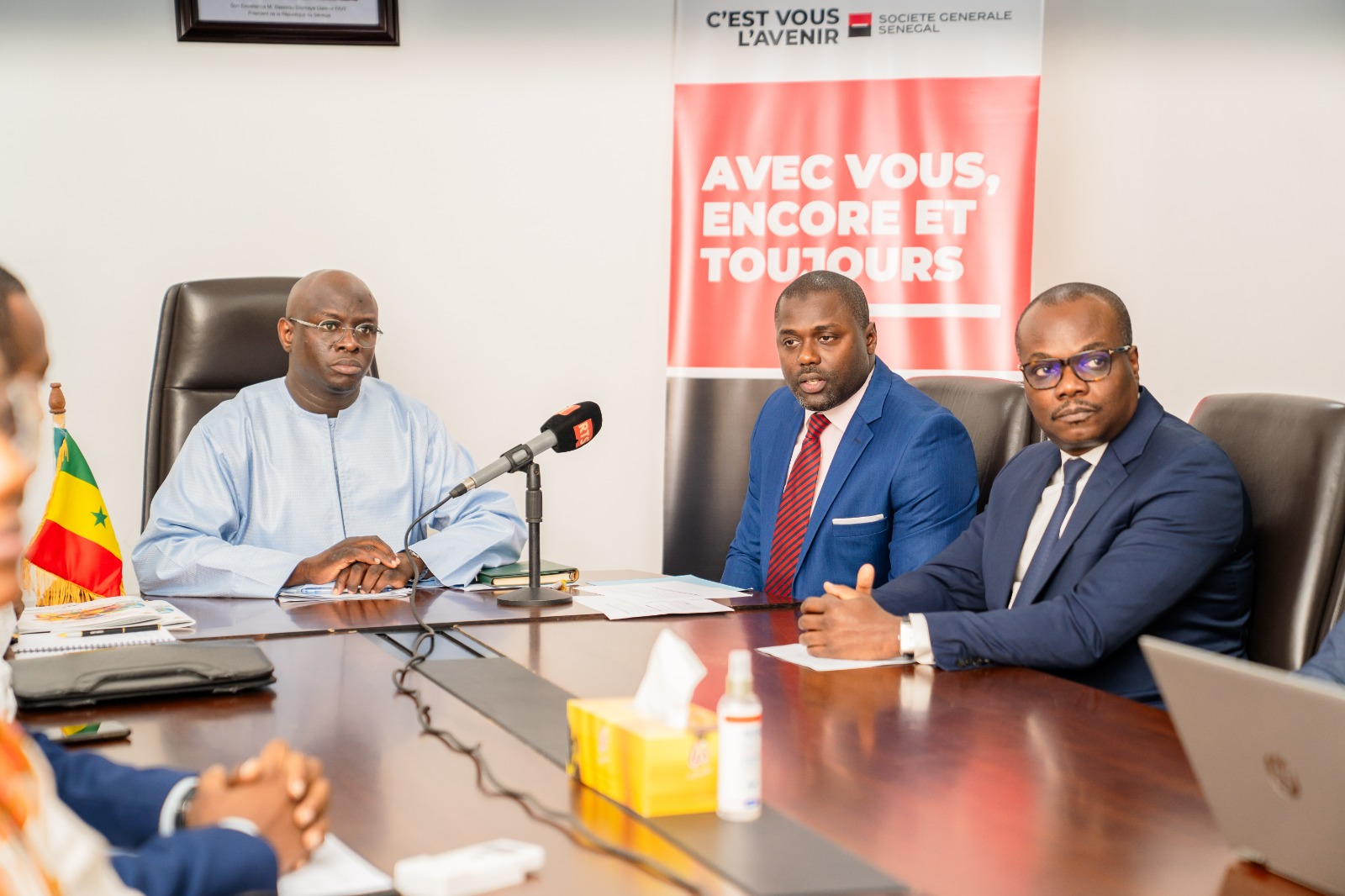 De gauche à droite Cheikh DIBA ministre des Finances et du Budget du Sénégal, Isaac MBAYE Directeur général de Invictus Capital &Finance et Harold COFFI Directeur général de Société générale Sénégal